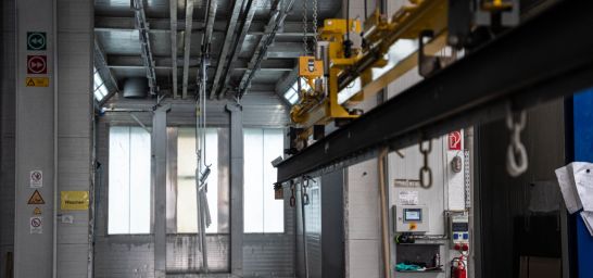 Frontansicht der Waschkabine mit Hub-Senk-Station im Vordergrund