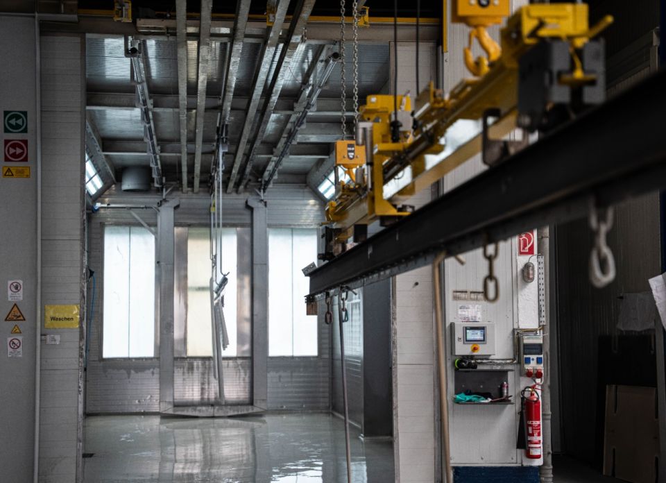 Frontansicht der Waschkabine mit Hub-Senk-Station im Vordergrund