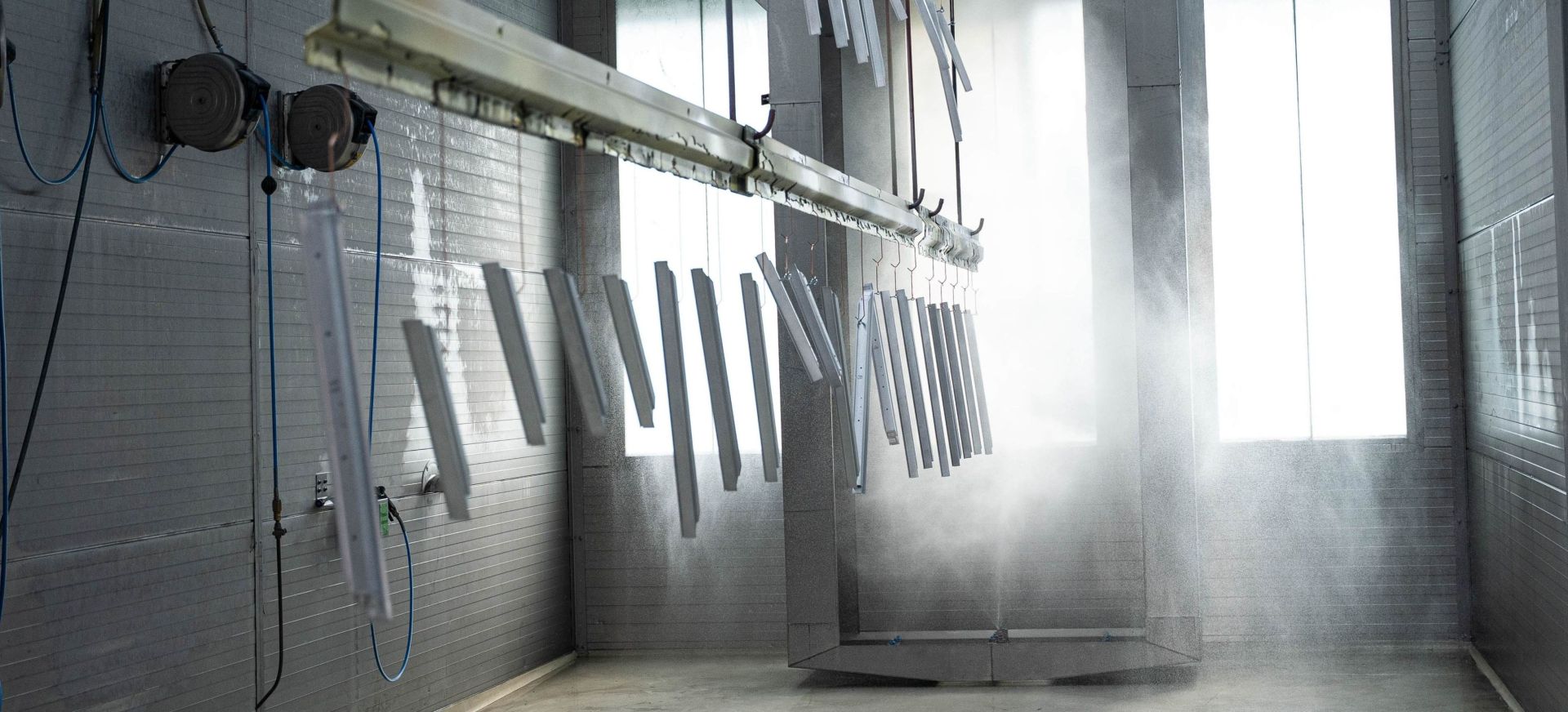 Der Waschautomat reinigt kleine Werkstücke automatisch