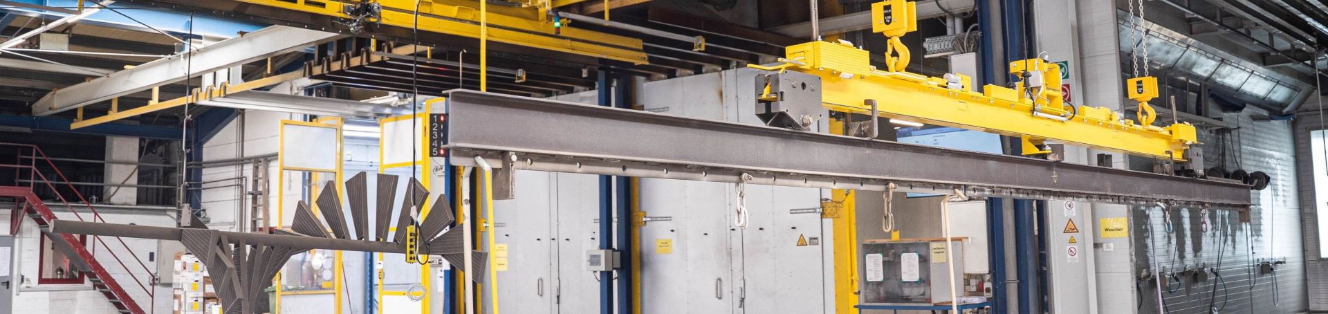 schräge Ansicht der Jumbo-Coat Anlage mit abgelassener Hub Senk Station