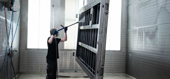 Werker wäscht Werkstück mit der Handlanze
