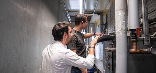 2 Mitarbeiter bei der Qualitätsprobe am Aktivbad