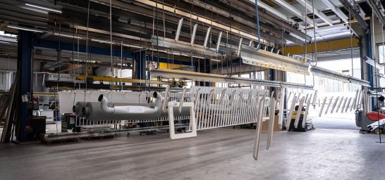 Parkplatz der Jumbo-Coat Anlage in WImsheim mit Werkstücken