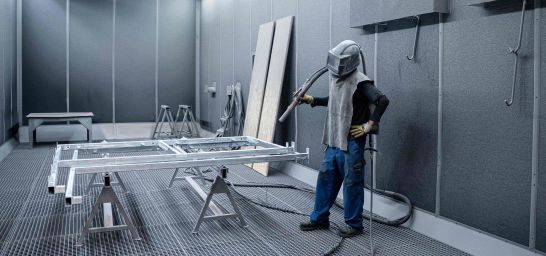 Werker bei der Vorbereitung zum Sandstrahlen