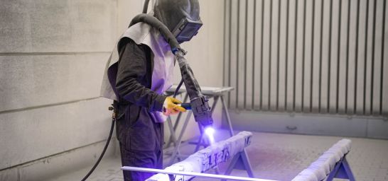 Ein Werkstück wird in der Kabine mit einer Zinkschicht versehen