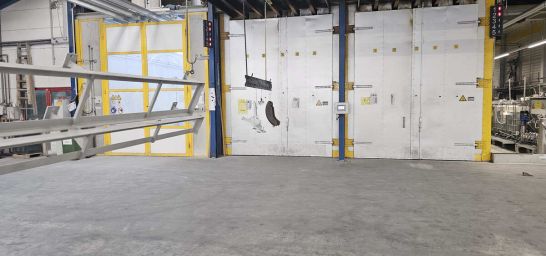 Frontansicht Jumbo-Coat Doppelofen und Pulverkabine