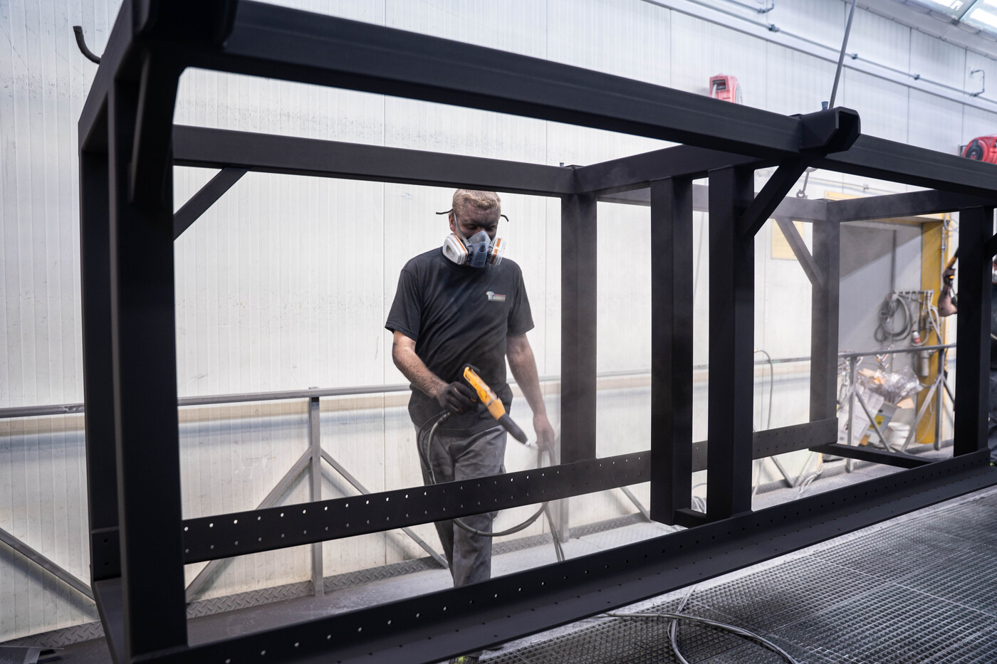 Werker am beschichten von einer Stahlkonstruktion