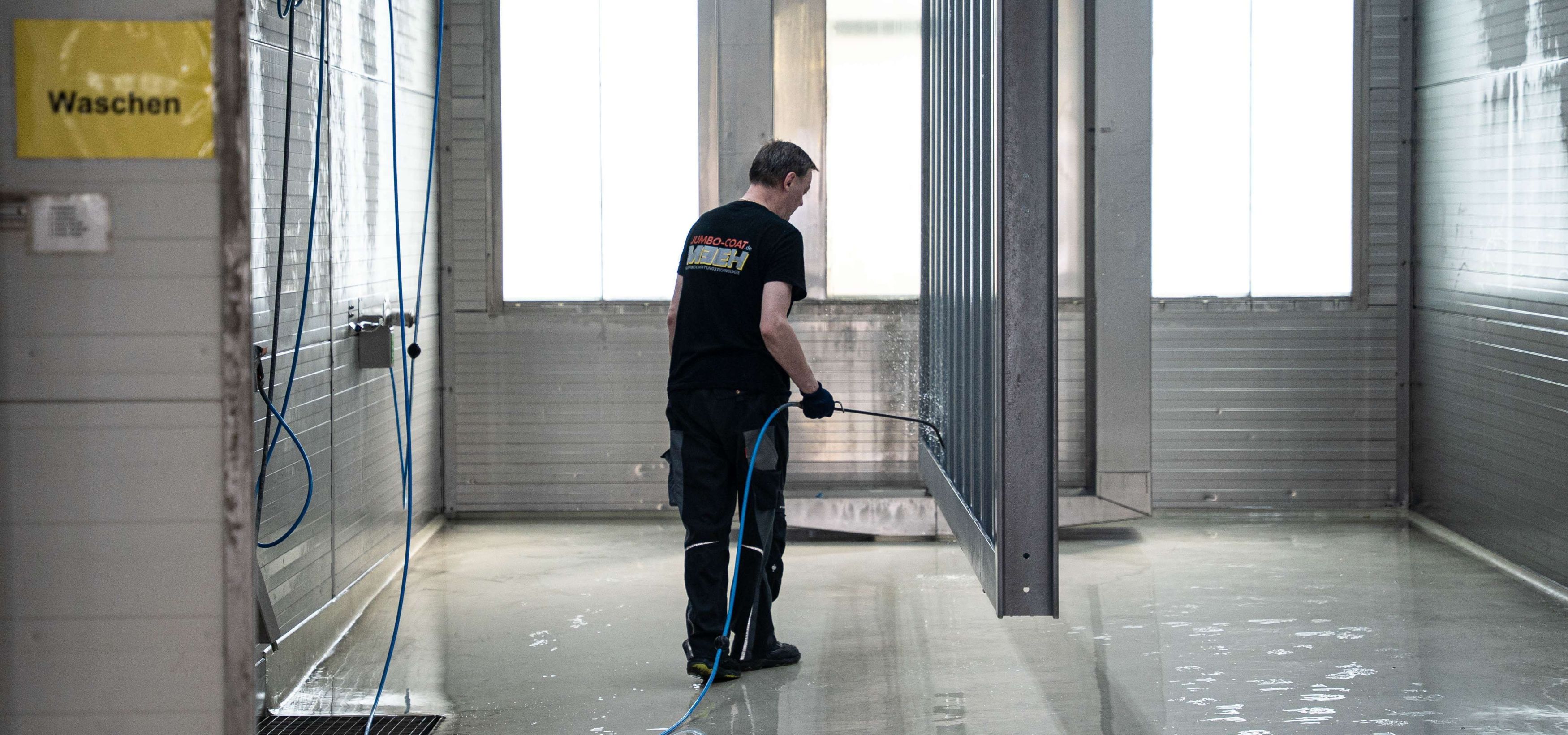 Werker wäscht Werkstück mit der Handlanze