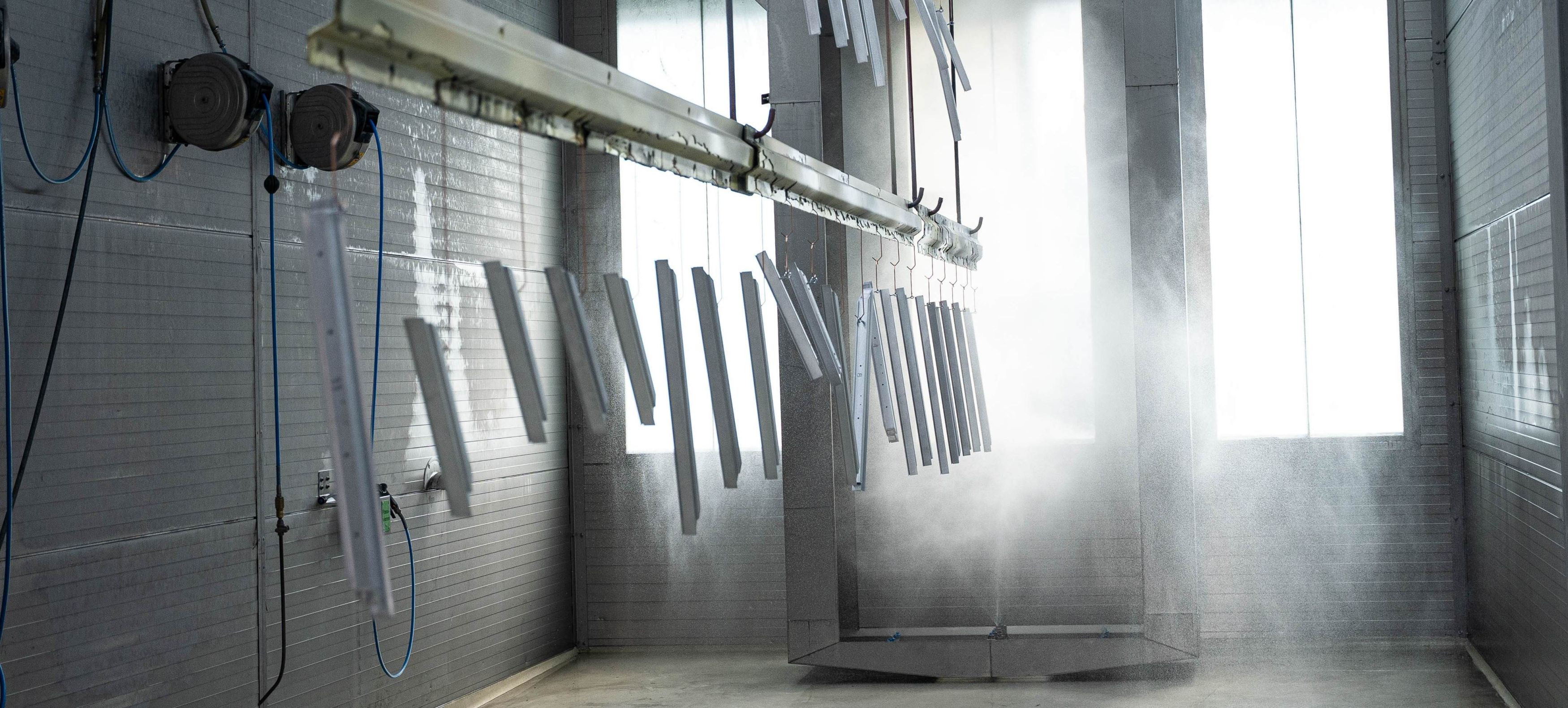 Der Waschautomat reinigt kleine Werkstücke automatisch