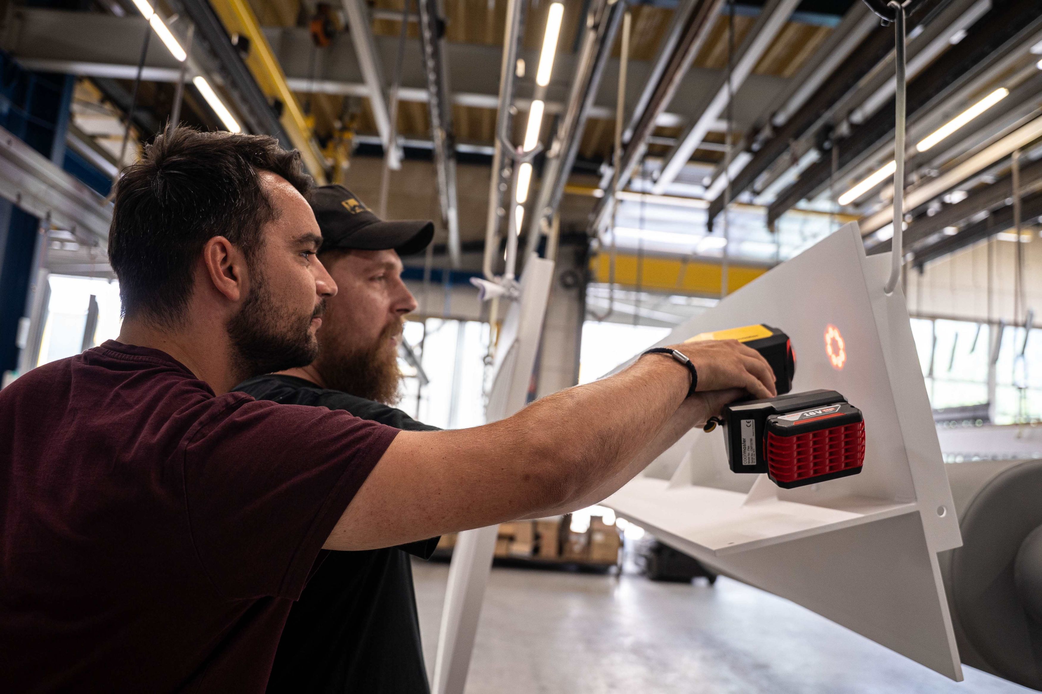 2 Werker bei der Qualitätssicherung mit dem Coatmaster