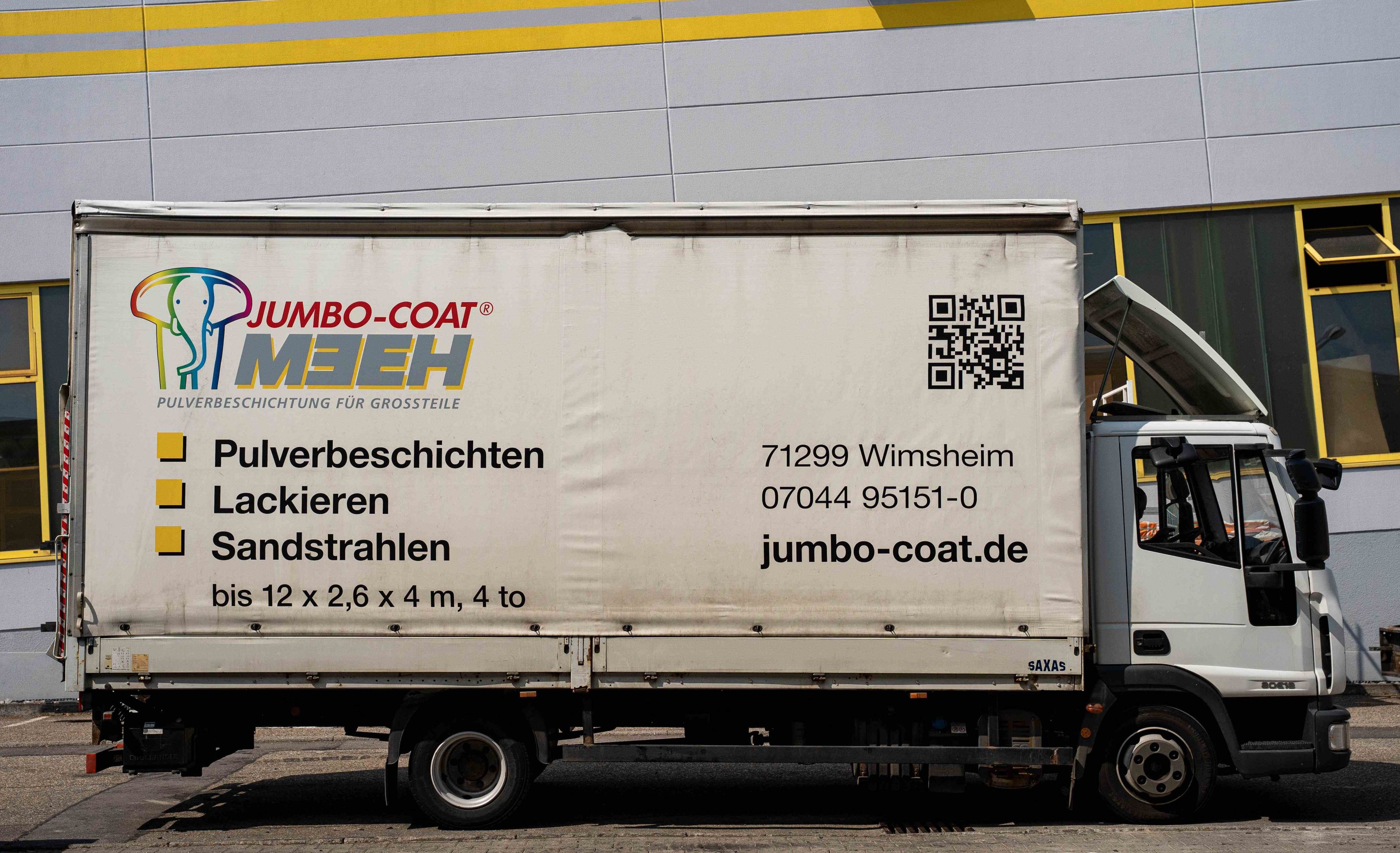 LKW mit Planenaufbau der Firma Meeh