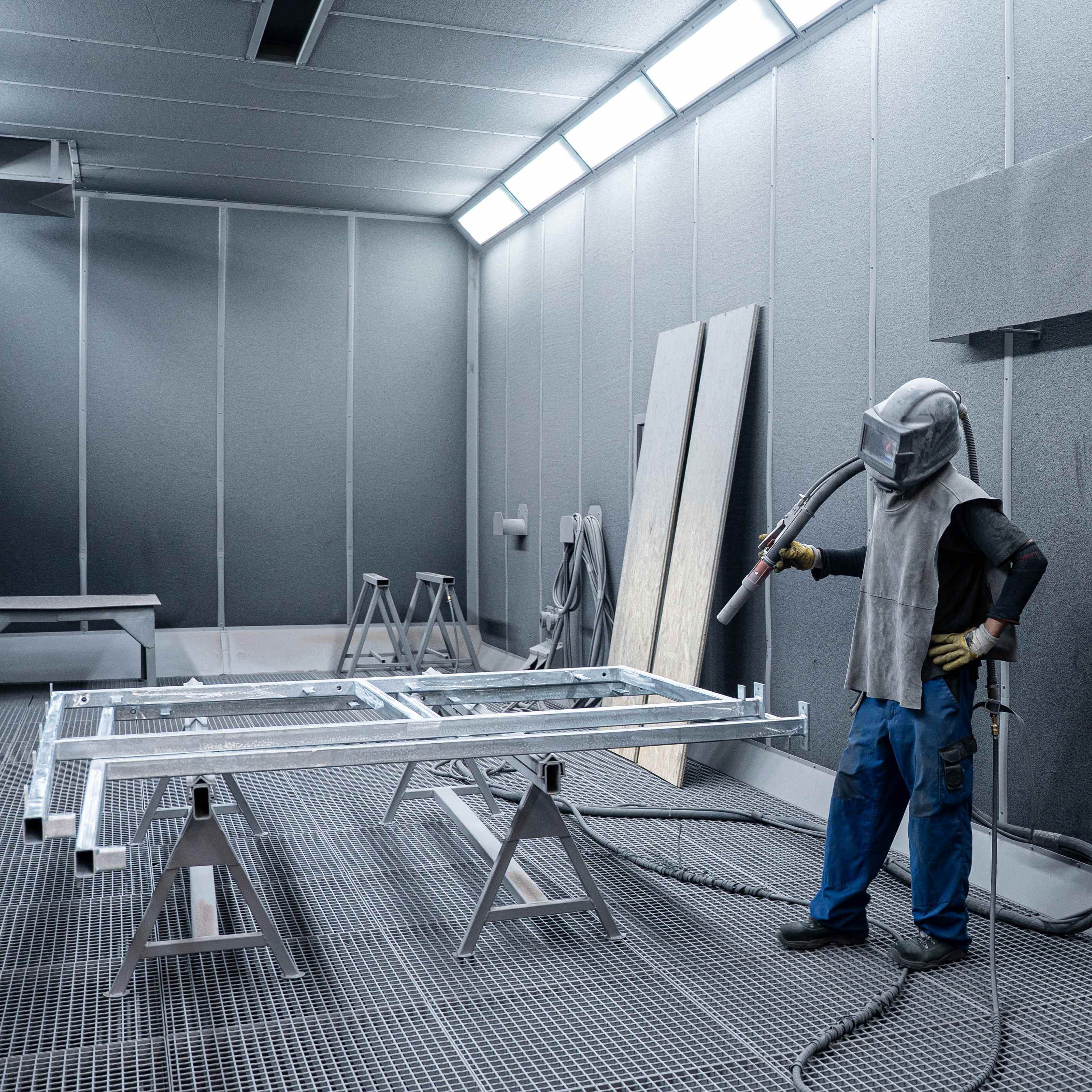 Werker bereitet Werkstück fürs Sandstrahlen vor