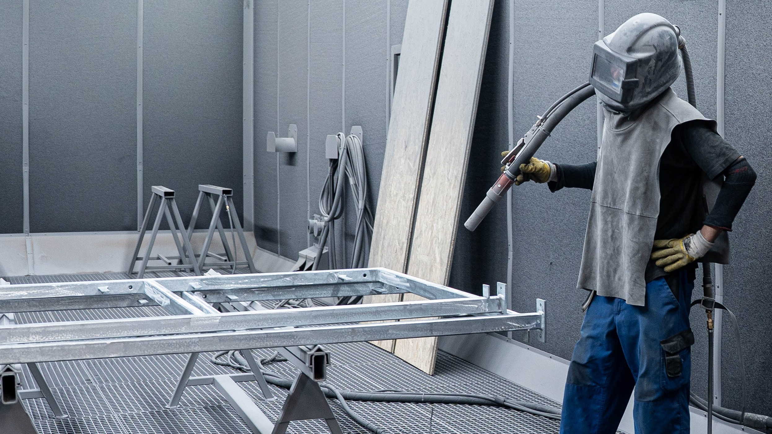 Werker bereitet Werkstück fürs Sandstrahlen vor