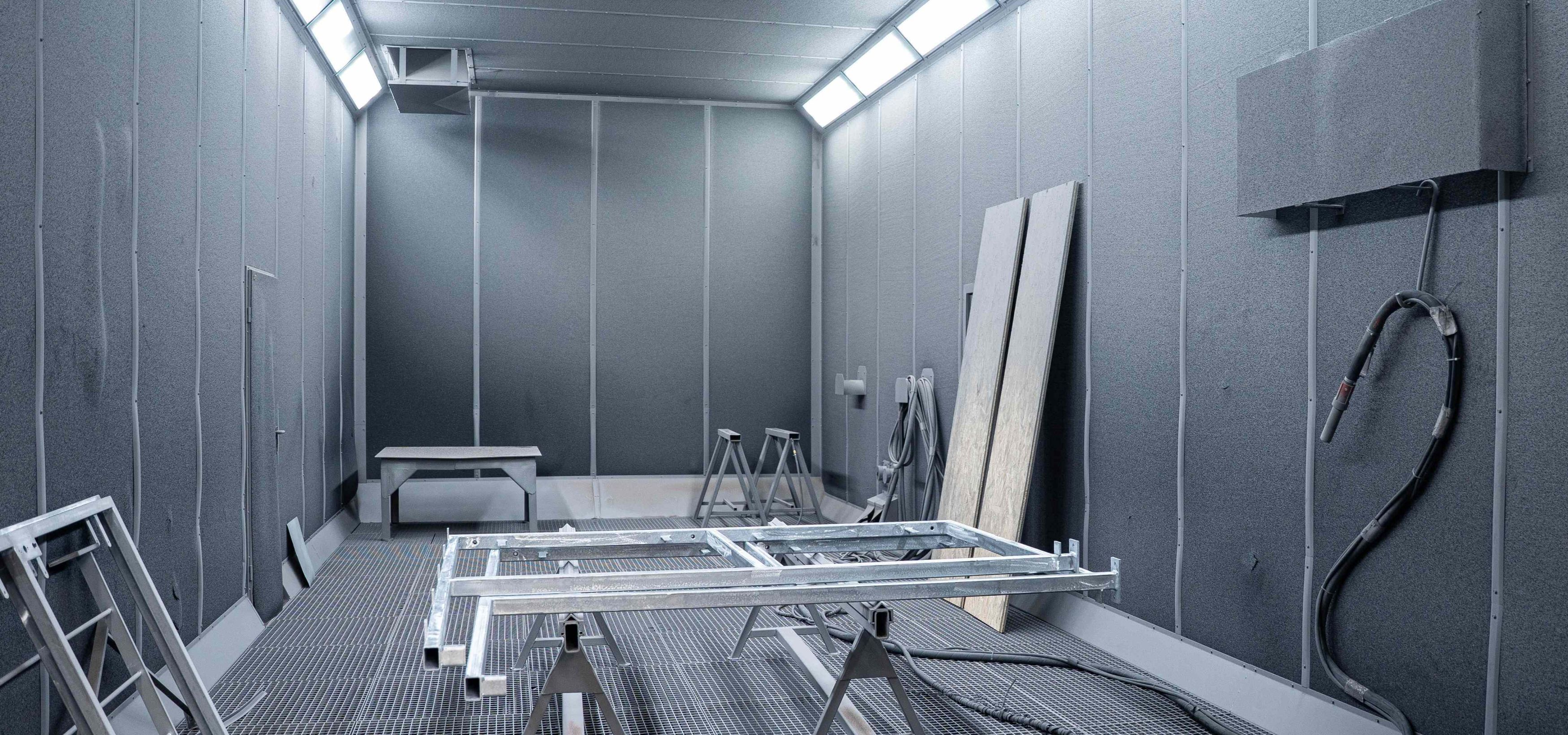 Strahlkabine Jumbo-Coat mit Werkstücken gefüllt