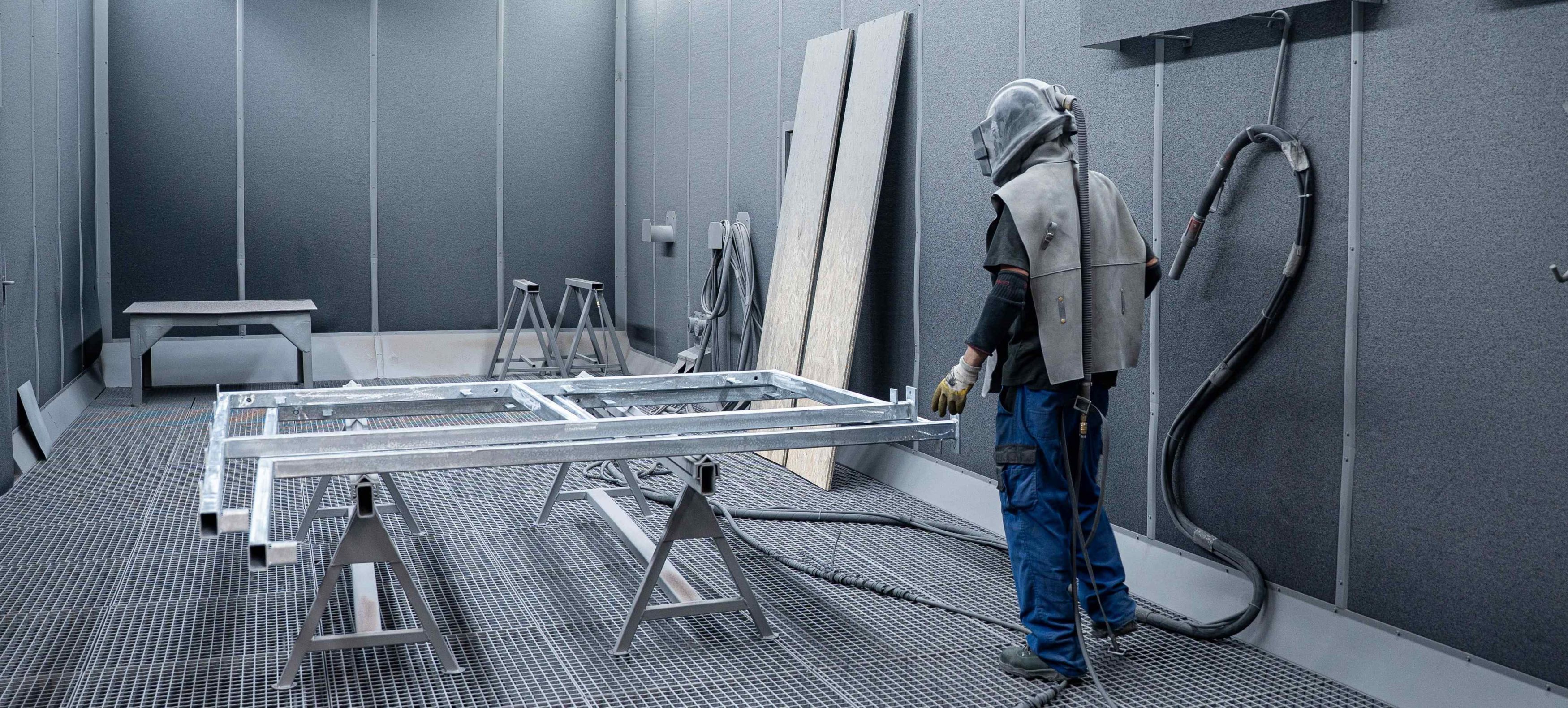 Werker bereitet Werkstück fürs Sandstrahlen vor