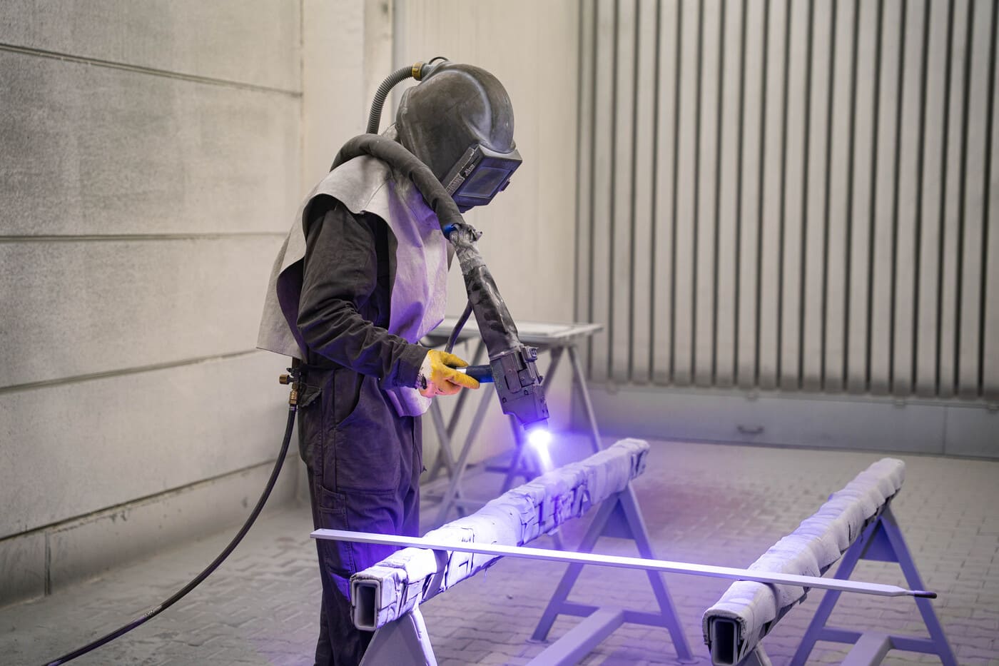 Ein Werkstück wird in der Kabine mit einer Zinkschicht versehen