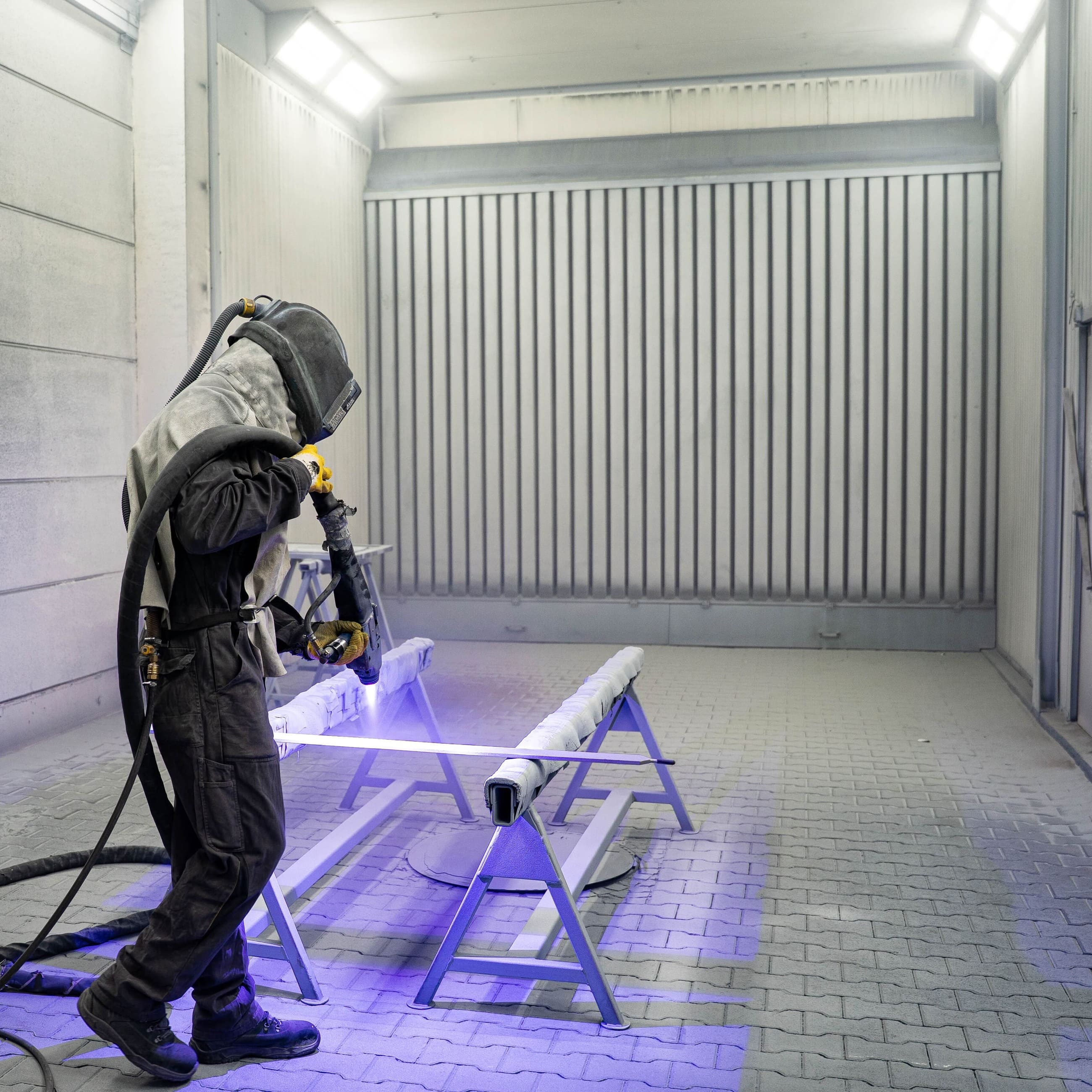 Ein Werkstück wird in der Kabine mit einer Zinkschicht versehen